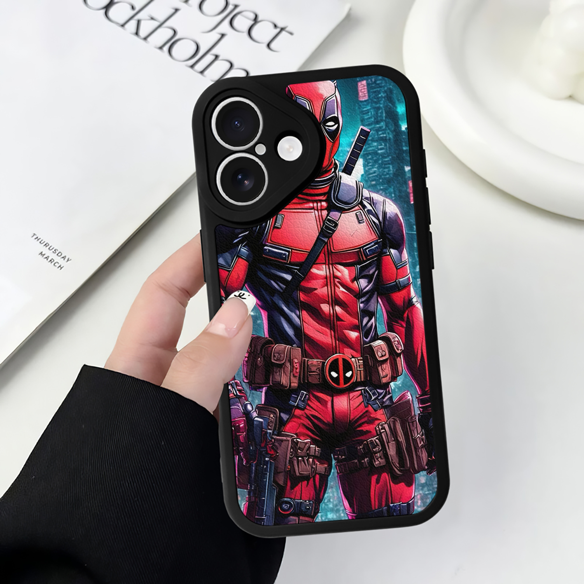 （画像用） Deadpool デッドプール 【iPhone 16シリーズ対応】シリコンスマホケース（レザー調） 材質：シリコン